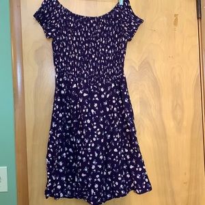 Off the shoulders Mossimo dress 👗